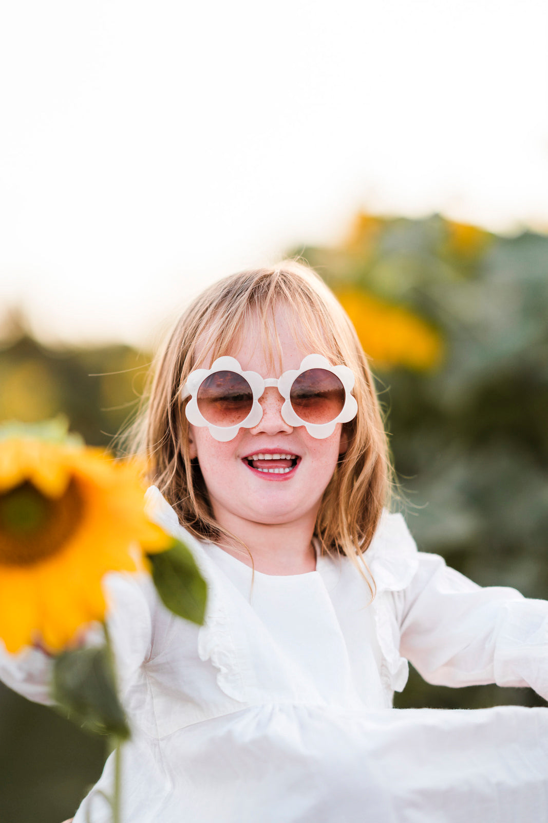 girl at franklin farm for a sunflower mini in auckland