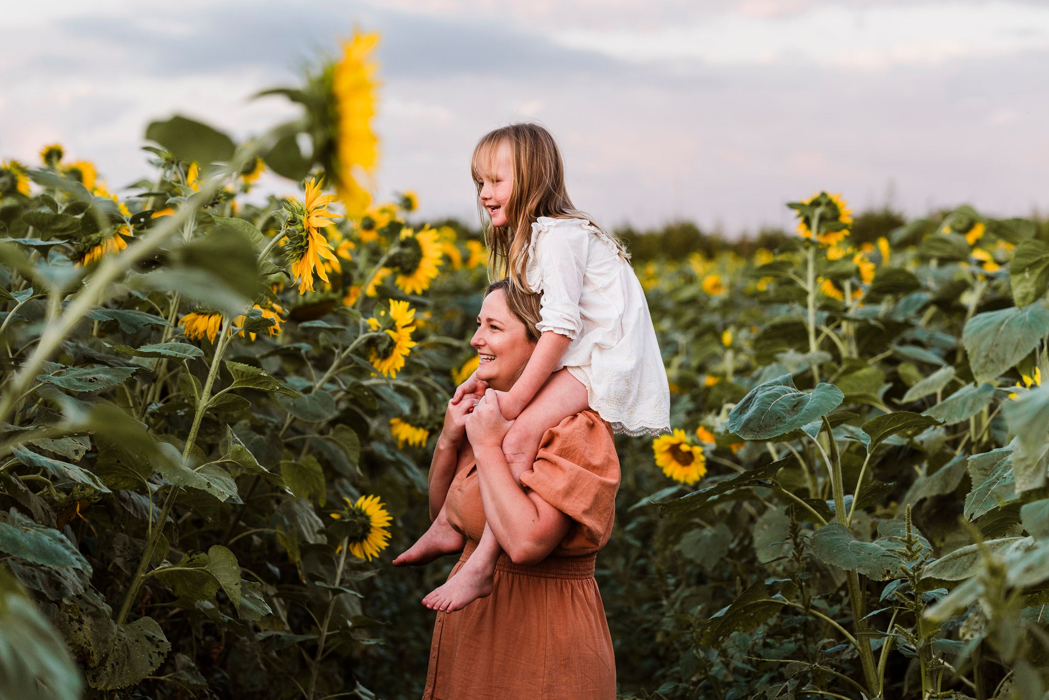 mum and daughter at franklin farm for a sunflower mini for wonderferris photography